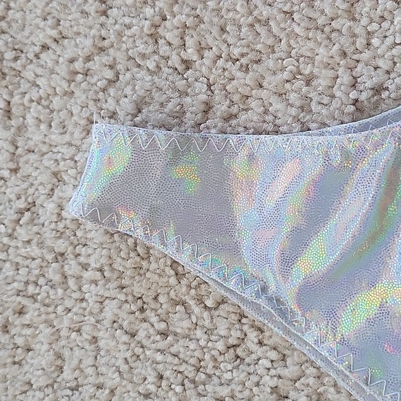 Iridescent half shoulder crop top - Picture 3 of 4